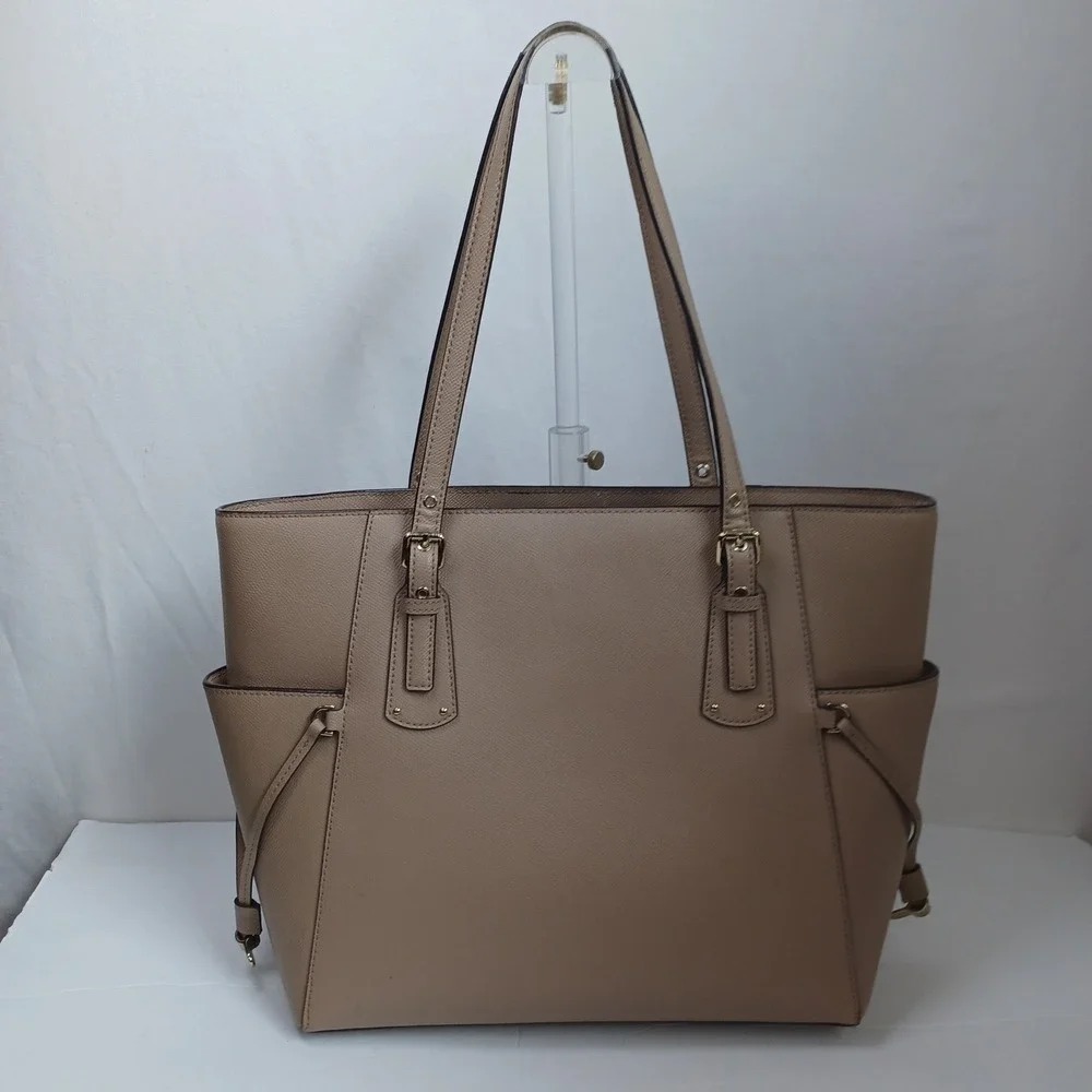 Michael Kors Voyager East West Tote Bag Taupe Saffiano Leather Gold Hardware - Picture 4 of 16